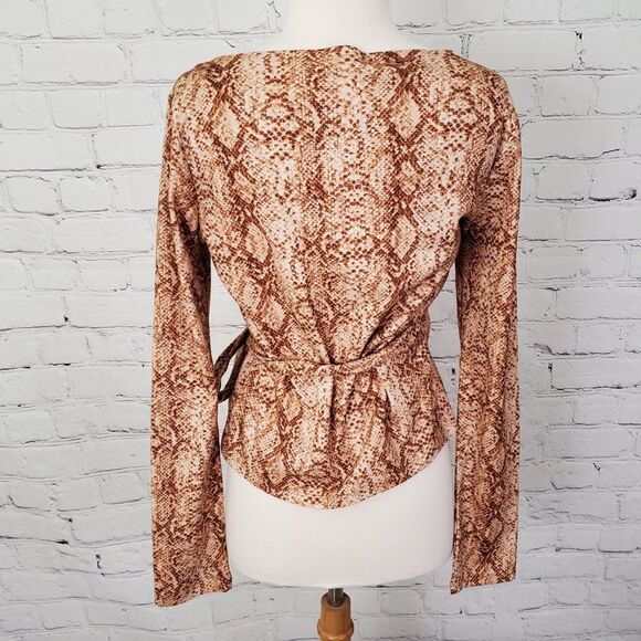 LOVERS + FRIENDS NWT Snake Print Long Sleeve Wrap Top Size L - Picture 5 of 7